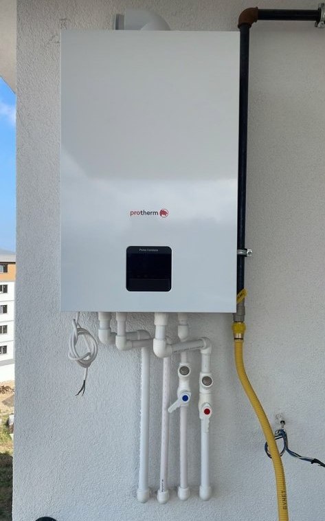 Protherm kombinin dış duvardaki montajı ve tesisat bağlantıları